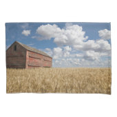 Farms | Old Red Barn in Wheat Field Kussensloop (Voorkant)