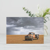 Farms Old Truck in Field Bedankkaart (Staand voorkant)