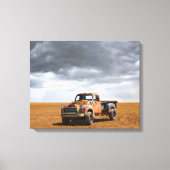 Farms Old Truck in Field Canvas Afdruk (Voorkant)