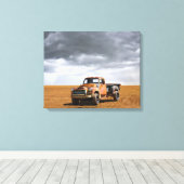 Farms Old Truck in Field Canvas Afdruk (Insitu (Houten vloer))