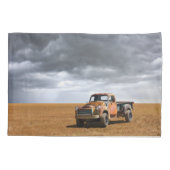 Farms Old Truck in Field Kussensloop (Achterkant)