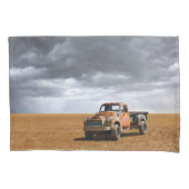 Farms Old Truck in Field Kussensloop (Voorkant)