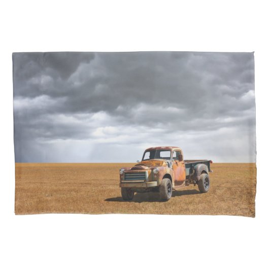 Farms Old Truck in Field Kussensloop (Voorkant)