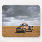 Farms Old Truck in Field Muismat (Voorkant)