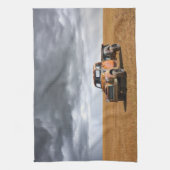 Farms Old Truck in Field Theedoek (Verticaal)