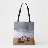 Farms Old Truck in Field Tote Bag (Voorkant)