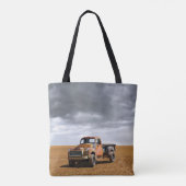 Farms Old Truck in Field Tote Bag (Achterkant)