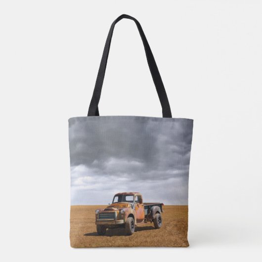 Farms Old Truck in Field Tote Bag (Achterkant)