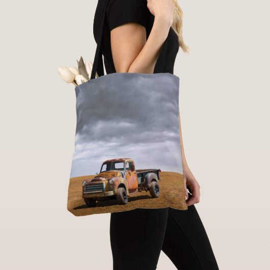Farms Old Truck in Field Tote Bag (Dichtbij)