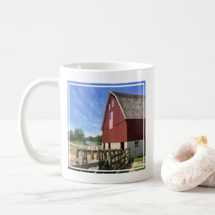 Farms Red Barn With American Flag Koffiemok