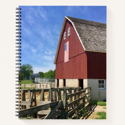 Farms Red Barn With American Flag Notitieboek (Voorkant)