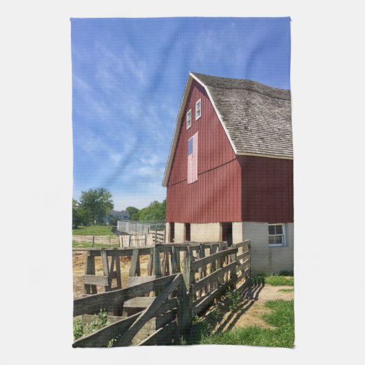 Farms Red Barn With American Flag Theedoek (Verticaal)