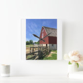 Farms Red Barn With American Flag Vierkante Klok (Huis)