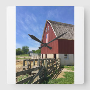 Farms Red Barn With American Flag Vierkante Klok