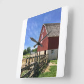 Farms Red Barn With American Flag Vierkante Klok (Hoek)