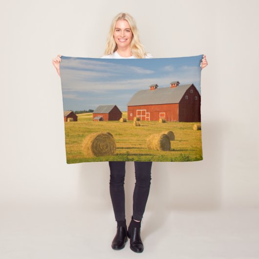 Farms Red Barns Near Hay Bales Fleece Deken (In situ)