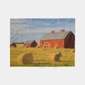 Farms Red Barns Near Hay Bales Fleece Deken (Voorkant (Horizontaal))