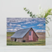 Farms Rustic Red Barn With American Flag Bedankkaart (Staand voorkant)