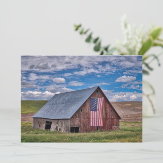 Farms Rustic Red Barn With American Flag Bedankkaart (Staand voorkant)