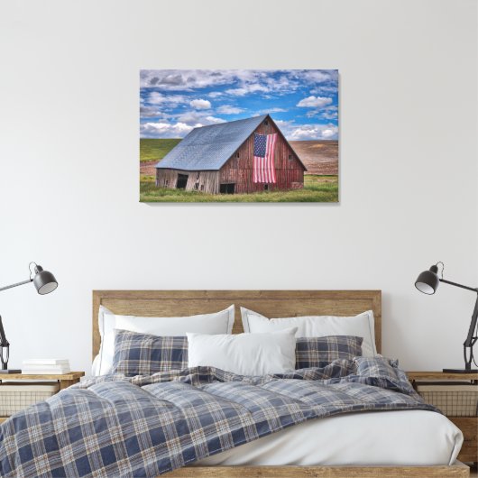 Farms Rustic Red Barn With American Flag Canvas Afdruk (Insitu (Slaapkamer))
