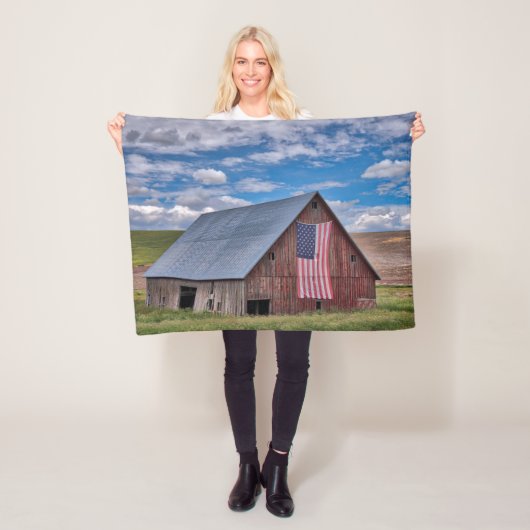 Farms Rustic Red Barn With American Flag Fleece Deken (In situ)