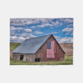 Farms Rustic Red Barn With American Flag Fleece Deken (Voorkant (Horizontaal))