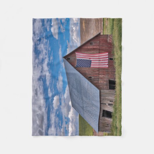 Farms Rustic Red Barn With American Flag Fleece Deken (Voorkant)