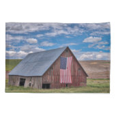 Farms | Rustic Red Barn With American Flag Kussensloop (Achterkant)