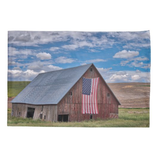 Farms | Rustic Red Barn With American Flag Kussensloop (Achterkant)