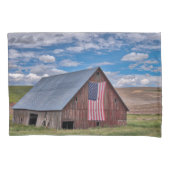 Farms | Rustic Red Barn With American Flag Kussensloop (Voorkant)