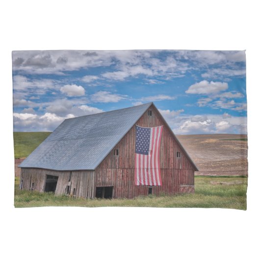 Farms | Rustic Red Barn With American Flag Kussensloop (Voorkant)