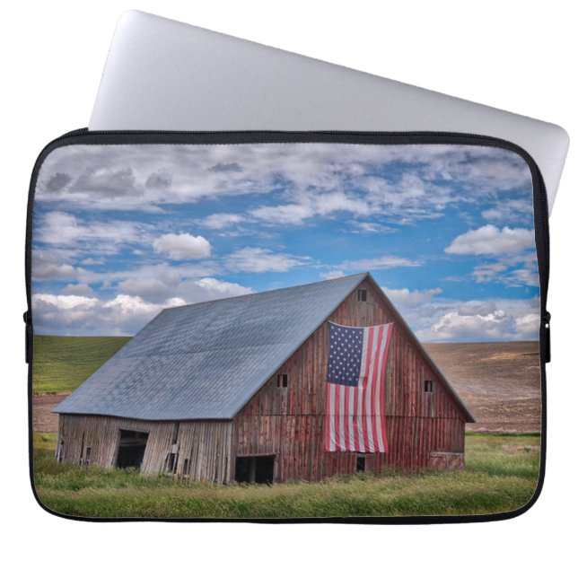 Farms Rustic Red Barn With American Flag Laptop Sleeve (Voorkant)