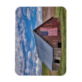 Farms Rustic Red Barn With American Flag Magneet (Verticaal)