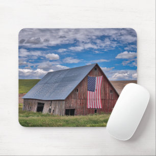 Farms Rustic Red Barn With American Flag Muismat