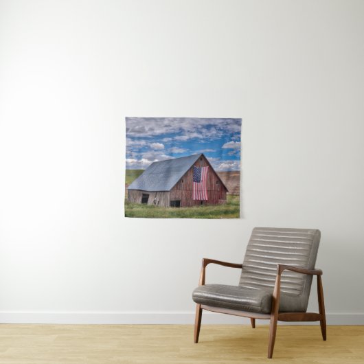 Farms Rustic Red Barn With American Flag Wandkleed (In Situ (horizontaal))