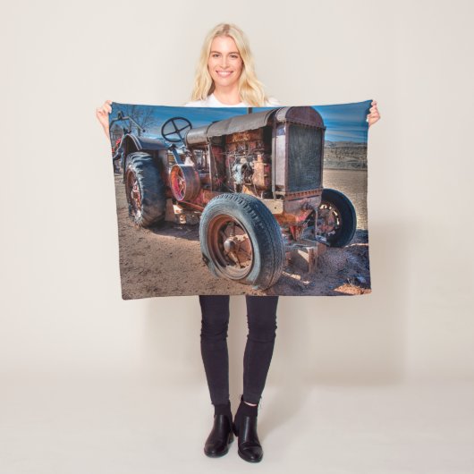 Farms | Rusty Antique Tractor Fleece Deken (In situ)