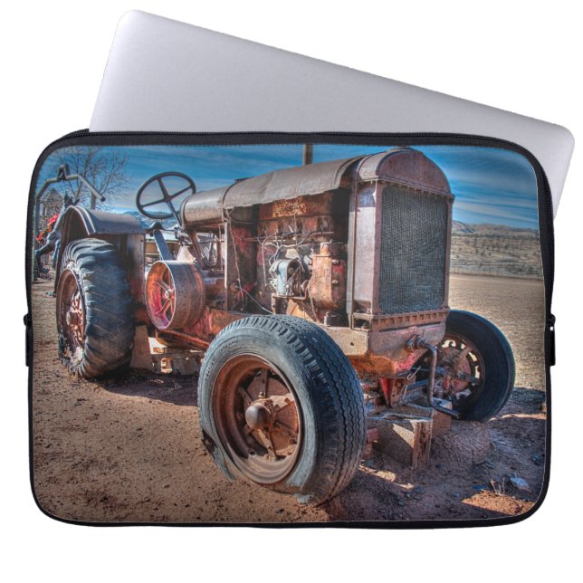 Farms | Rusty Antique Tractor Laptop Sleeve (Voorkant)