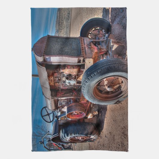 Farms | Rusty Antique Tractor Theedoek (Verticaal)