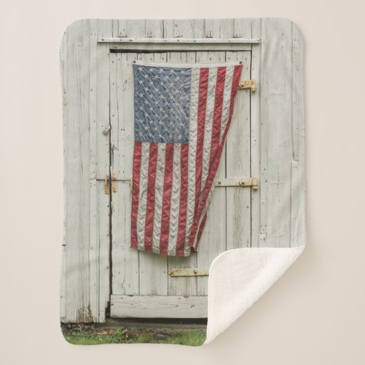 Farms | White Barn Door With American Flag Sherpa Deken (Voorkant)