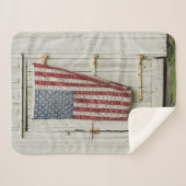 Farms | White Barn Door With American Flag Sherpa Deken (Voorkant (horizontaal))