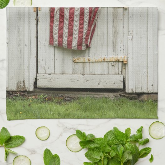 Farms White Barn Door With American Flag Theedoek (Gevouwen)