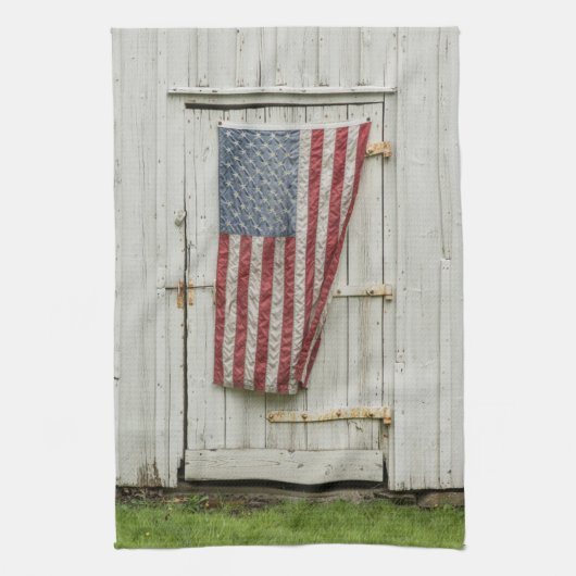Farms White Barn Door With American Flag Theedoek (Verticaal)