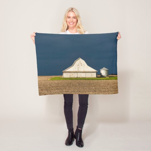 Farms White Barn & Silo Fleece Deken (In situ)