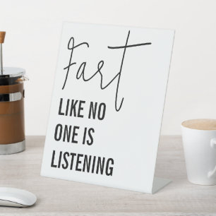 Fart zoals niemand luistert naar grappige badkamer reclamebord met voetstuk