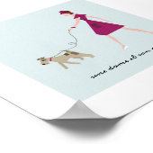 Fashionable Lady die haar wierpootterier loopt Poster (Hoek)