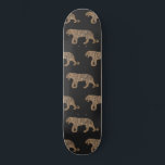 Fashionista Gold Black Glitter Tiger Pattern Persoonlijk Skateboard<br><div class="desc">Dit elegante en chic patroon is perfect voor de trendy en stijlvolle fashionista. Het is voorzien van een neppatroon met een dun goudglitter en een zwart, met de hand getekend tijgerpatroon boven op een zwarte achtergrond. Het is glamoureus, luxueus, uniek, modern en cool. ***BELANGRIJKE NOTA VAN HET ONTWERP: Voor om...</div>