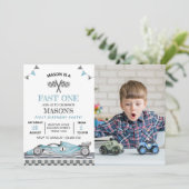 Fast One Race Car Foto Uitnodiging Verjaardag (Staand voorkant)