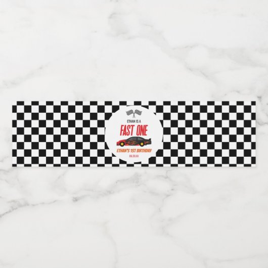 Fast One Red Flame Race Auto 1e Verjaardagsfeest Waterfles Etiket (Enkel label)