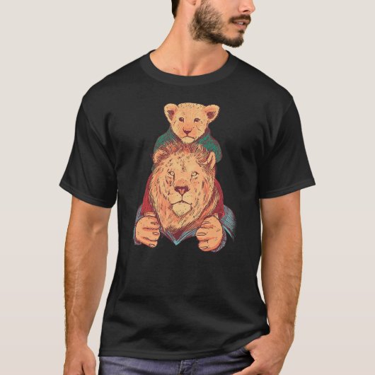 Father Lion with Cub on Shoulders Protector & Fami T-shirt (Voorkant)