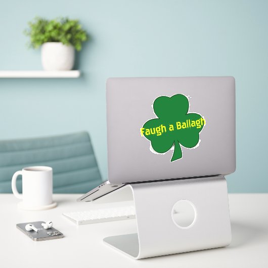 Faugh a Ballagh Sticker (Laptop op bureau)
